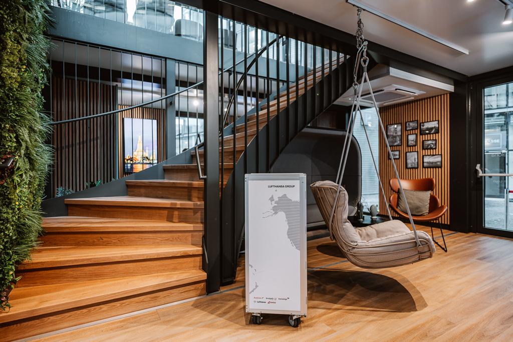 Ein Wohncontainer von innen mit einem Hängestuhl und großer Treppe