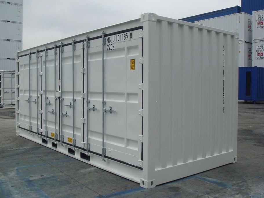 Ein hellgrauer Lagercontainer auf Asphalt